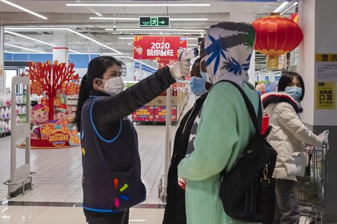 Uwięzieni w Wuhan boją się głodu