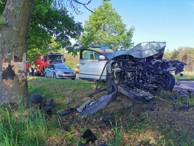 Powiat siemiatycki. Kierująca volkswagenem uderzyła w drzewo. Trzy osoby w szpitalu