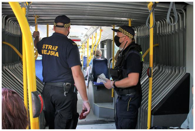 Kielce: Jeździsz w autobusie bez maseczki? Straż miejska będzie wlepiać mandaty!