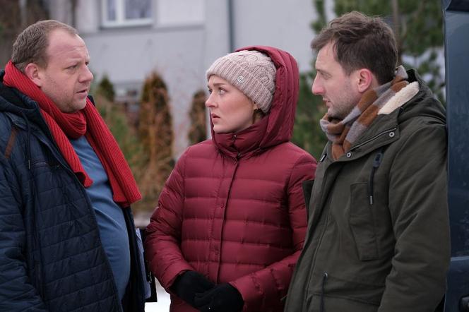M jak miłość, odcinek 1585: Tadeusz wciągnie Ulę i Bartka w handel narkotykami. Wszystko skończy się na policji!