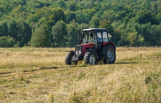 Siedliska-Bogusz: Ciągnik PRZYGNIÓTŁ rolnika. 59-latek NIE ŻYJE. Dramat na Podkarpaciu