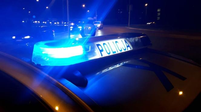 Podkarpackie. 12-latka upadła na oszklone drzwi. Samochód z ranną dziewczynką eskortowali policjanci