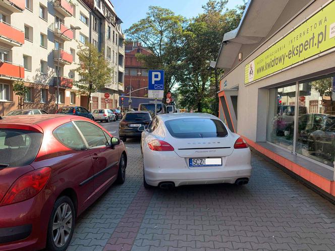 Bytom: Białe Porsche zatarasowało cały chodnik. Prośby o przeparkowanie zakończyły się wyzwiskami, szturchaniem i groźbami