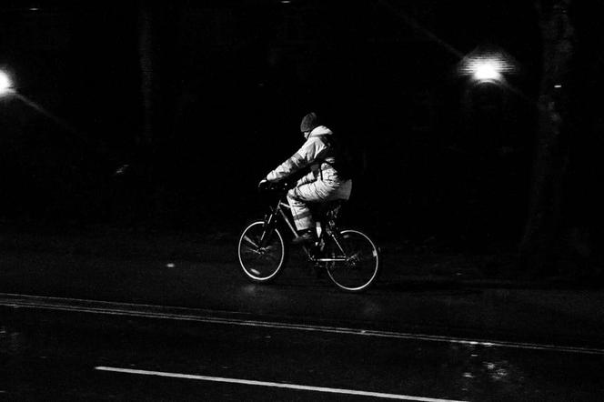 Po zmroku spada widoczność rowerzystów