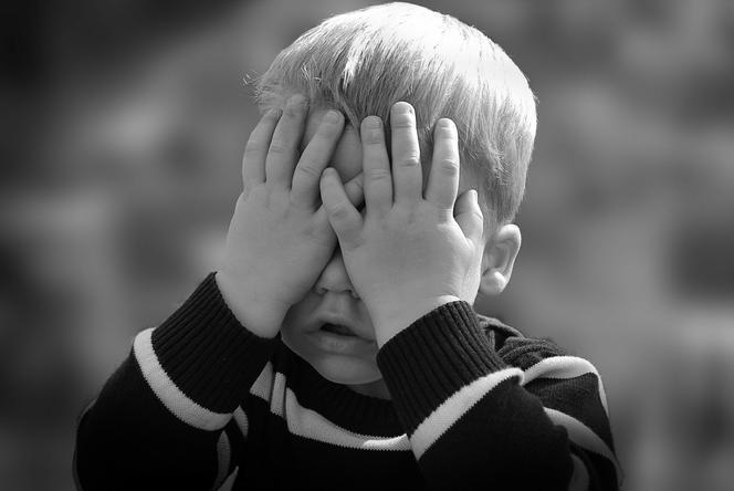 Były ksiądz znęcał się nad adoptowanymi dziećmi! Pomagała mu w tym żona, niegdyś zakonnica