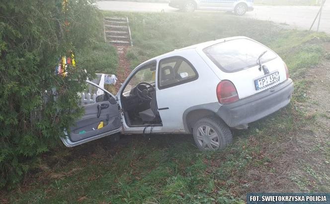 Opel Corsa uderzył w kapliczkę