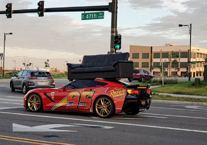 Przeprowadzka w sportowym stylu. Wiózł kanapę na dachu Corvette C7 Stingray