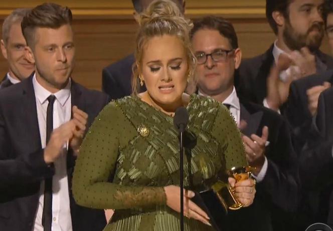 Zapłakana Adele oddała połowę nagrody Grammy Beyonce