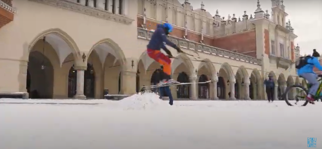 Kraków: jeździł na nartach po Rynku Głównym. Zbudował sobie nawet skocznię!