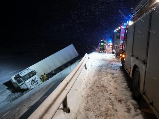 Ciężarówka wpadła w poślizg i SPADŁA z wiaduktu. Wypadek na DK9 w Chmielowie