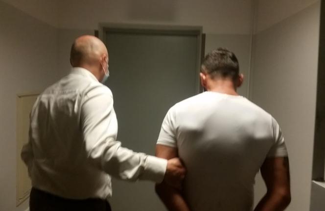 Zakochany furiat rozgromił mieszkanie! Zabrał partnerce klucze, wyrzucał rzeczy i meble przez okno