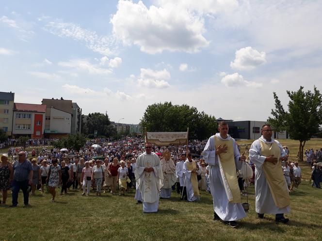 Białystok. Boże Ciało 2019. Wspólna procesja dwóch parafii: św. Jadwigi i NMP z Guadalupe