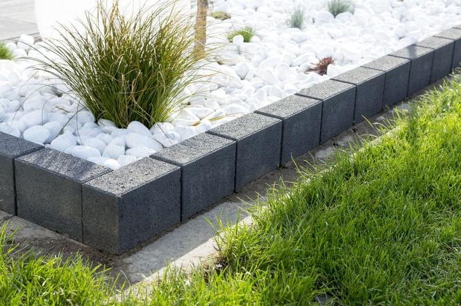 Jak zaaranżować ogród i taras na wiosnę? Sposoby Polbruk
