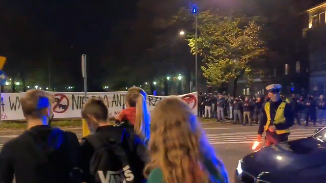 Strajk kobiet w Polsce. Kibole w akcji! Tego nikt się nie spodziewał. Wszystko się nagrało