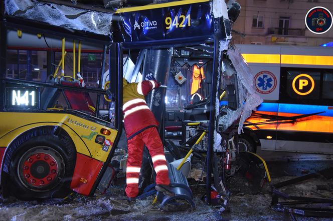 Autobus miejski uderzył w słup