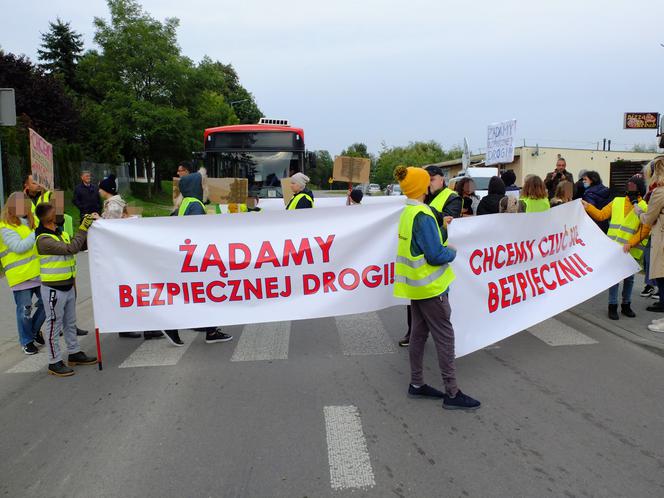 Kilka dni temu pod kołami auta zginął 9-latek. Mieszkańcy Krężnicy Jarej pod Lublinem mają dość. Protestują.