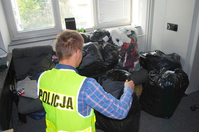 Na bazarze przy ul. Dworaka w Rzeszowie sprzedawano podrobioną odzież znanych marek
