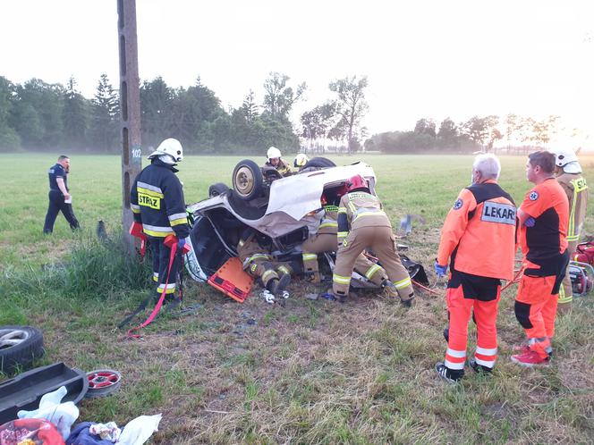 ZDJĘCIA z makabrycznego wypadku pod Płońskiem! 28-latka zakleszczona w zmiażdżonej maździe. Sama jest sobie winna