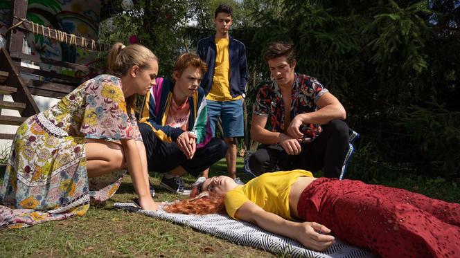 Barwy szczęścia odc. 1986. Oliwka (Wiktoria Gąsiewska), Justin (Jasper Sołtysiewicz), Mia (Maria Ruddick), Igor (Natan Gudejko)