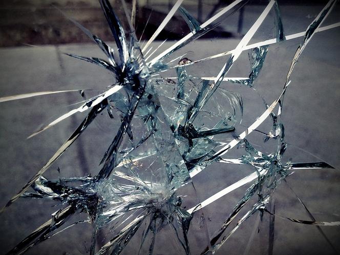 ŁÓDŹ: Wściekł się na sąsiada tak, że powybijał mu szyby w oknach. Nie mogła go uspokoić nawet policja. O co poszło?