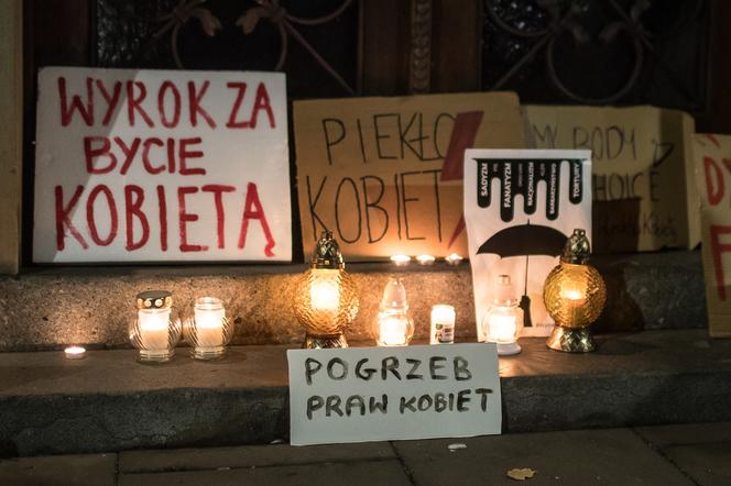 Pogrzeb praw kobiet. Protest po wyroku TK w Krakowie