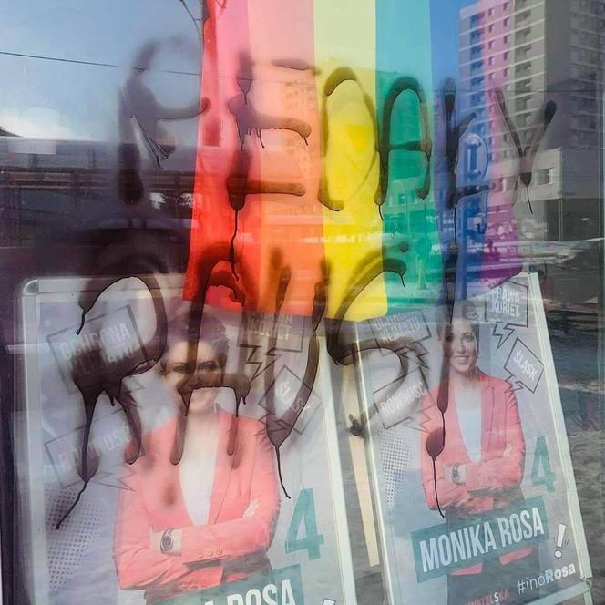 Napis Pedały Raus na drzwiach biura poselskiego Moniki Rosy w Katowicach. Skandaliczny akt wandalizmu