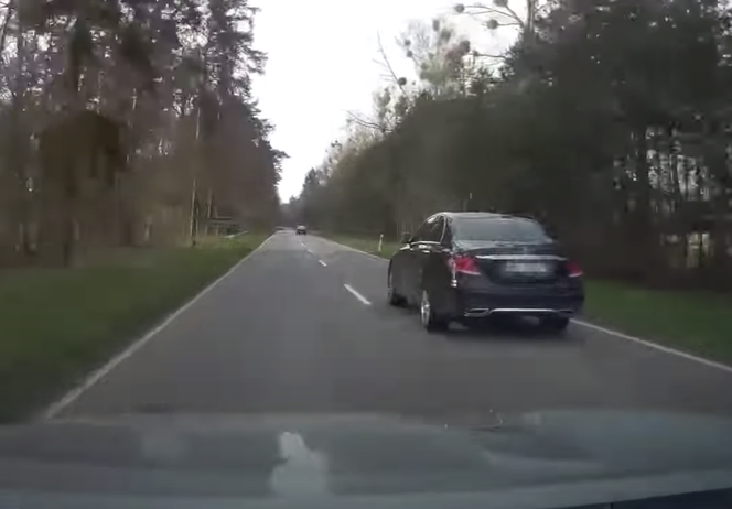 Kierowca Mercedesa przyspiesza podczas wyprzedzania?