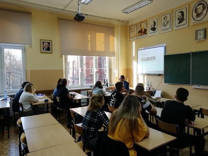 Zebrane pieniądze zostaną przeznaczone na pomoc uczennicy z V LO