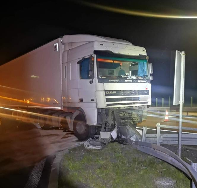 TIR z bananami zakończył jazdę na barierze