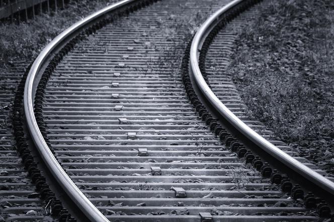 Gdańsk: Leżał na torach i czekał na ŚMIERĆ. Krzyczał, że nie chce żyć