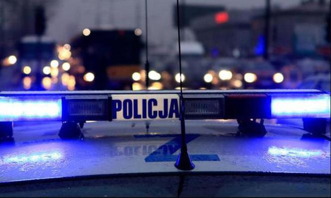 Auto, które uderzyło w dom poważnie naruszyło konstrukcję budynku.