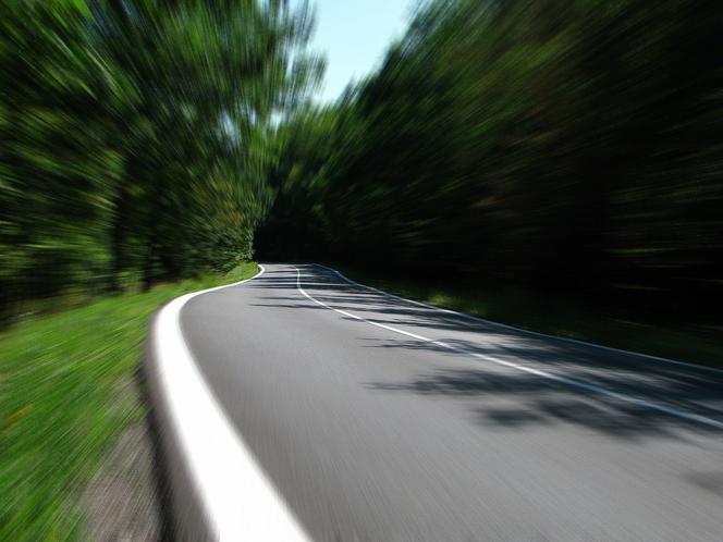 ŁAŃCUT. 35-latek był tak pijany, że wszedł wprost pod nadjeżdżające auto