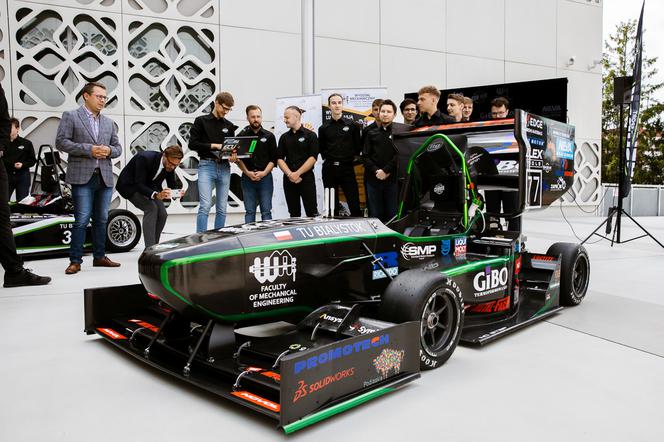 Bolid z Białegostoku weźmie udział w zawodach Formula Student. maszynę skonstruowali studenci Politechniki Białostockiej