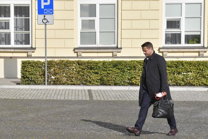 Trzaskowski musiał pilnie wyjść z ratusza. Napisał do niego najlepszy KUMPEL. Wiemy, gdzie poszedł!