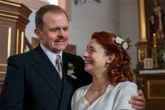 Stulecie Winnych 2 sezon, odcinek 25: Mania nigdy nie dowie się, że Paweł żyje. Ryszard adoptuje jej córki