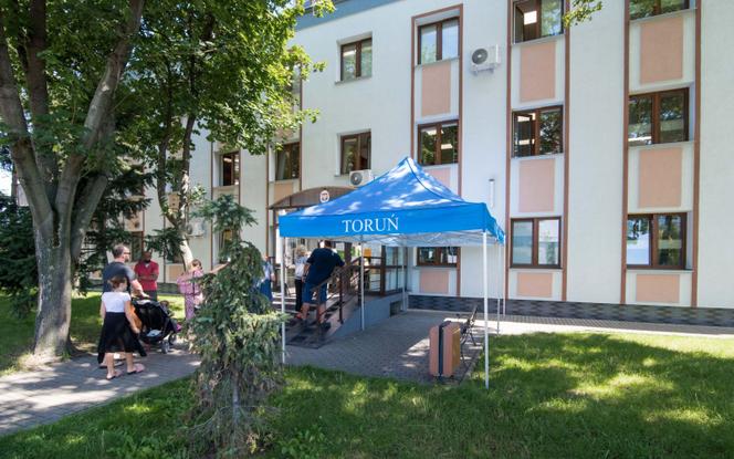 Namiot przed Urzędem Miasta Torunia