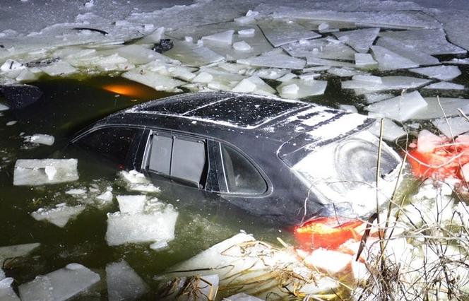 Porsche Cayenne morsowało w stawie