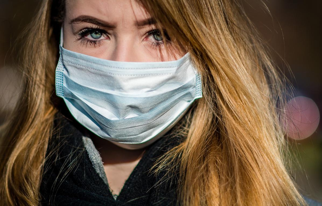 Tłum na obronie studentki z COVID-19? Przytulała się i obściskiwała. Dziekan zabiera głos