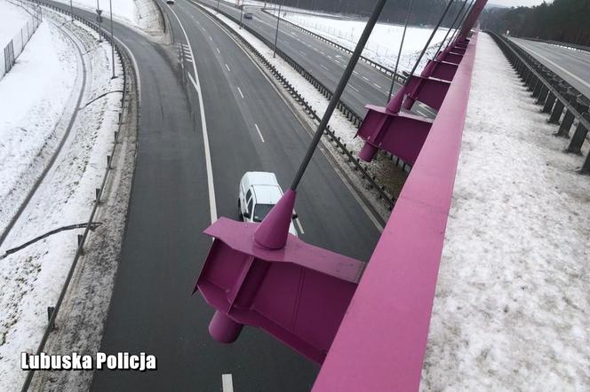 Desperat stał na moście. Mężczyzna chciał się zabić. Trasa S3 była całkowicie zablokowana