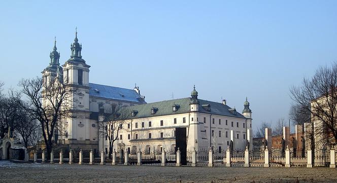 Kraków. Symbol Strajku Kobiet na murze bazyliki! Obok napisy o aborcji i pedofilii