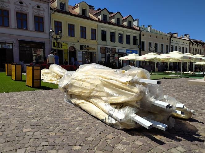 Na Rynku trwa rozkładanie ogródków piwnych! Mają być otwarte od soboty