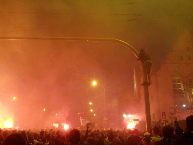 Na Placu Mickiewicza po finałowym meczu Lecha Poznań zgromadziło się ok. 30 tysięcy osób