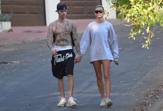 Justin Bieber i Hailey Bieber na spacerze