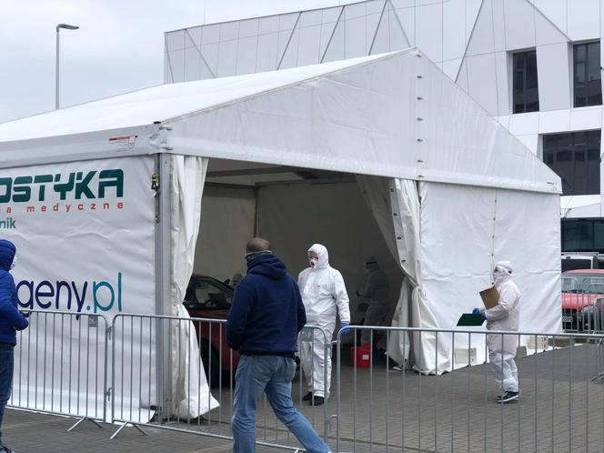 mobilny punkt wykonywania testów na obecność koronawirusa