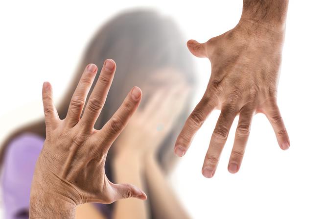 Przasnysz. Związali ją, zamknęli w skrzyni i grozili ŚMIERCIĄ! 63-latka nie dała się zastraszyć!