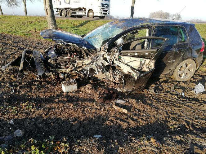Płońsk: Uderzył w drzewo i dachował! Trzy osoby ranne, w tym jedna ciężko
