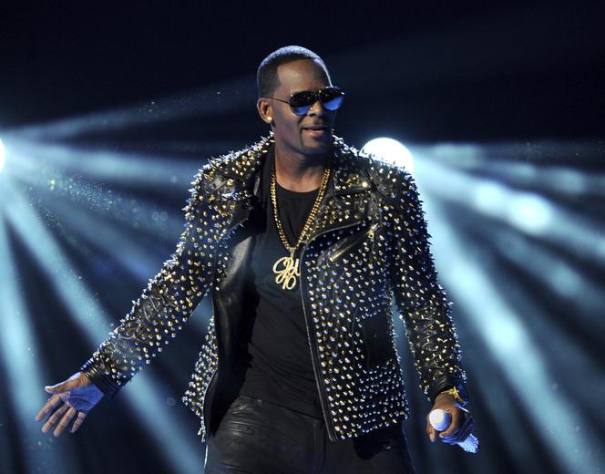 Znany piosenkarz R. Kelly odpowie za handel kobietami