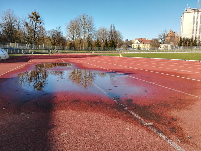 Stadion Bałtyku jest w opłakanym stanie. Widać to gołym okiem zwłaszcza po opadach deszczu.
