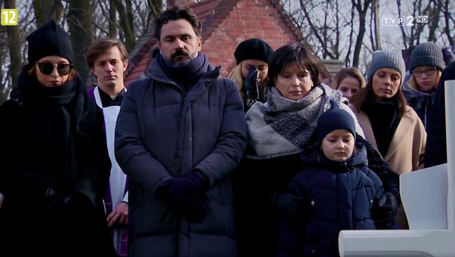 Barwy szczęścia odc. 2089. Pogrzeb Moniki. Iga (Ada Fijał), Piotr (Piotr Jankowski), Elżbieta (Marzena Trybała), Ewunia (Gabriela Ziembicka)