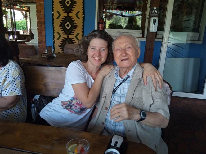 Pan Krzysztof z wolontariuszką Fundacji Senior w Koronie